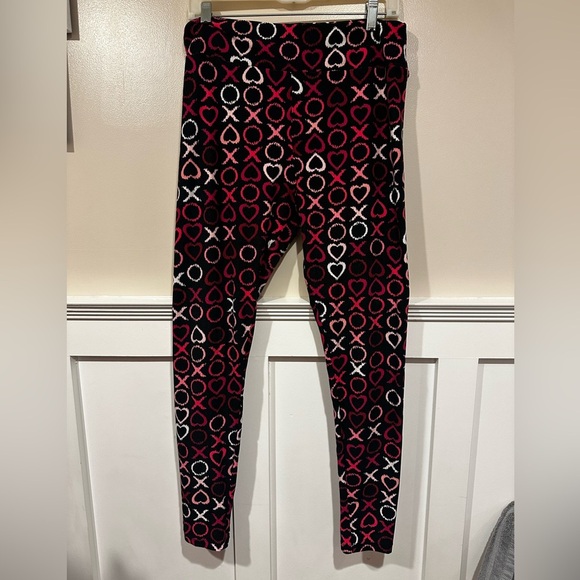 XO Patterned Leggings perfect for Valentines!! - Picture 2 of 4